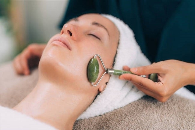Massage bằng đá thạch anh giúp da mặt thư giãn và thoải mái hơn