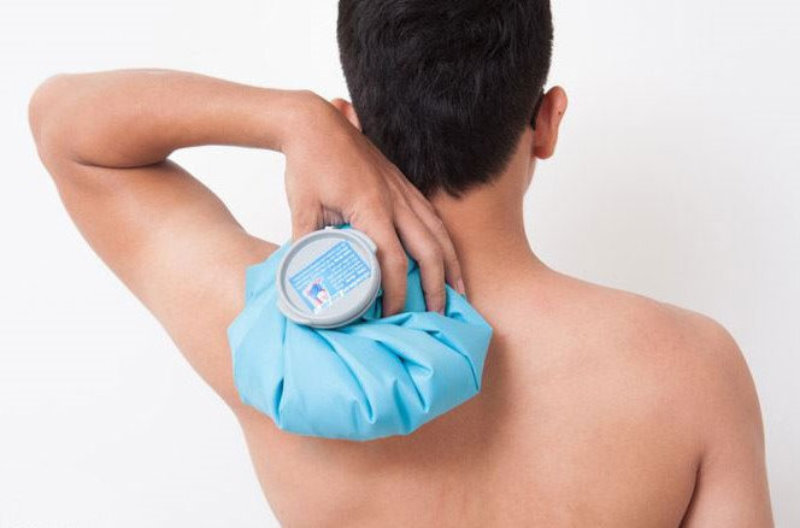 Chườm nóng giảm đau vai gáy
