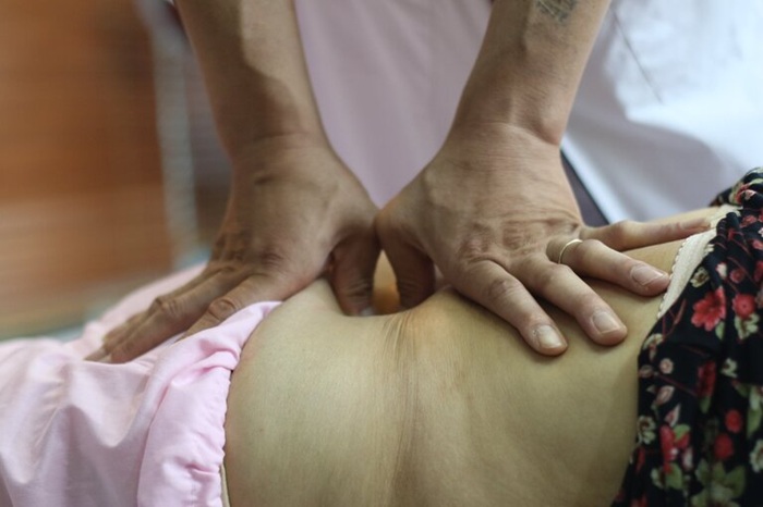 Không nên day bấm huyệt quá mạnh hoặc quá lâu
