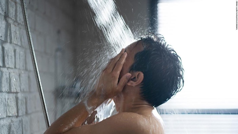 Đi tắm bằng nước lạnh ngay lập tức gây sốc nhiệt cơ thể