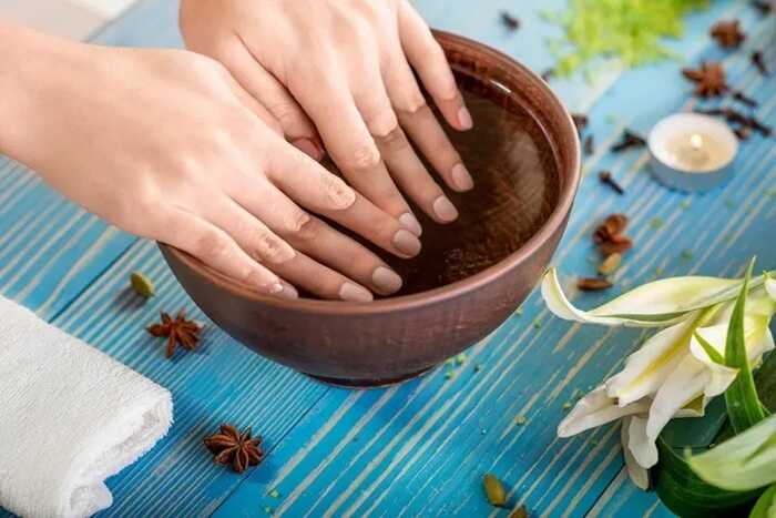 Ngâm tay với nước ấm