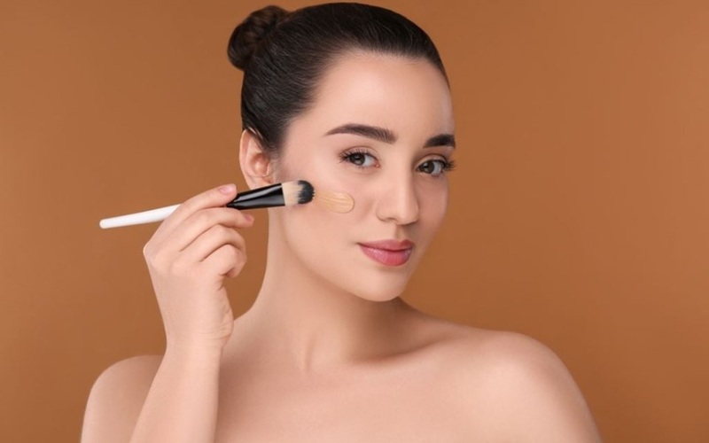 Phấn không tiệp vào da mà nằm lộ trên bề mặt, tạo ra các mảng bám trắng mất tự nhiên