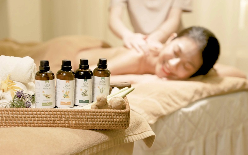 Kết hợp tinh dầu hoặc khăn lót bảo vệ da