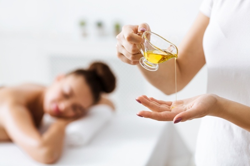 Massage aroma (hay còn gọi là massage tinh dầu) là một phương pháp trị liệu kết hợp giữa kỹ thuật xoa bóp