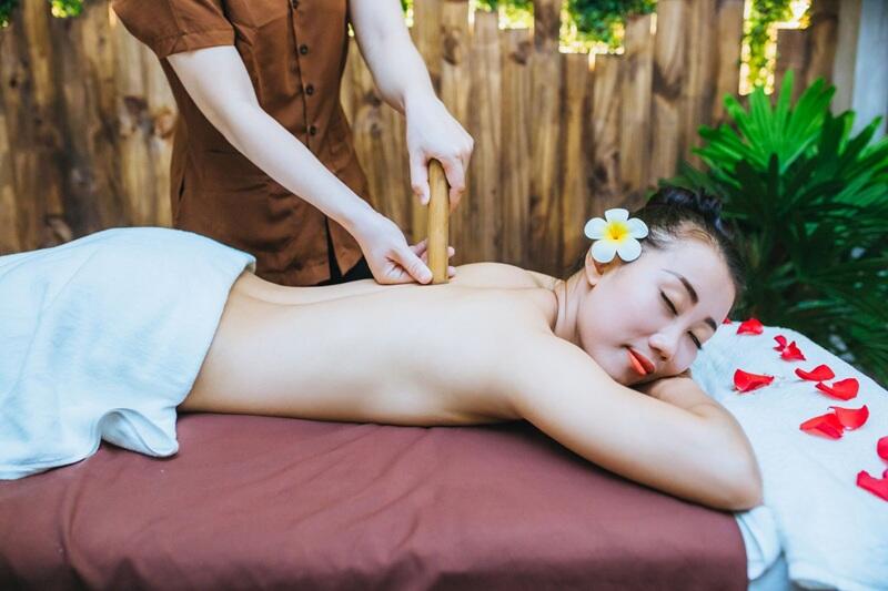 Massage tre là phương pháp sử dụng các thanh tre được làm nóng ở nhiệt độ phù hợp để lăn, miết, day hoặc gõ nhẹ lên cơ thể
