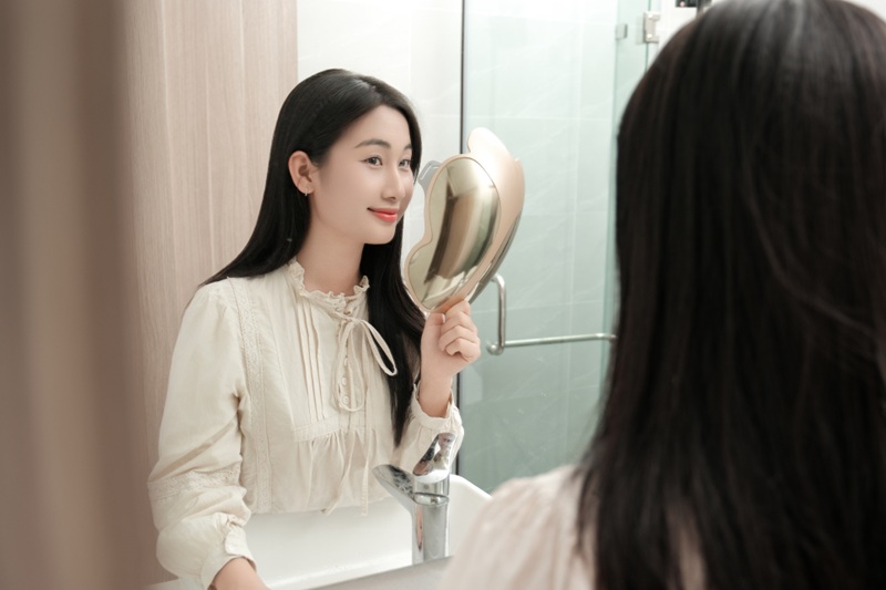Mặt nạ ánh sáng sinh học hỗ trợ da thư giãn và chăm sóc chuyên sâu ngay tại nhà.