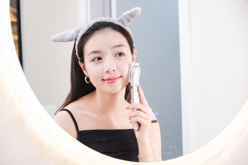 Máy điện di tinh chất để hỗ trợ serum thẩm thấu hiệu quả hơn, giúp da mềm và căng mịn hơn sau chăm sóc