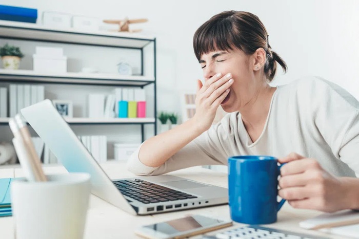 Sau nhiều giờ làm việc, học tập hoặc lái xe, cơ thể thường xuất hiện cảm giác uể oải, buồn ngủ