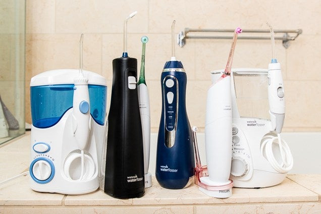 Nên chọn máy tăm nước cầm tay hay để bàn?