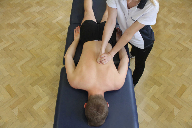 Kneading là kỹ thuật massage mô phỏng động tác nhồi bóp bằng tay