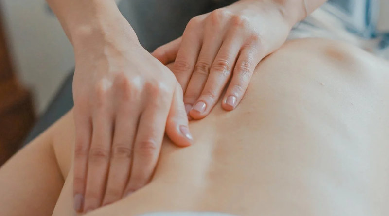 Kneading đặc biệt phù hợp với các vùng cơ đang căng cứng kéo dài