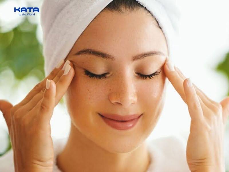 Massage theo chuyển động tròn quanh hốc mắt