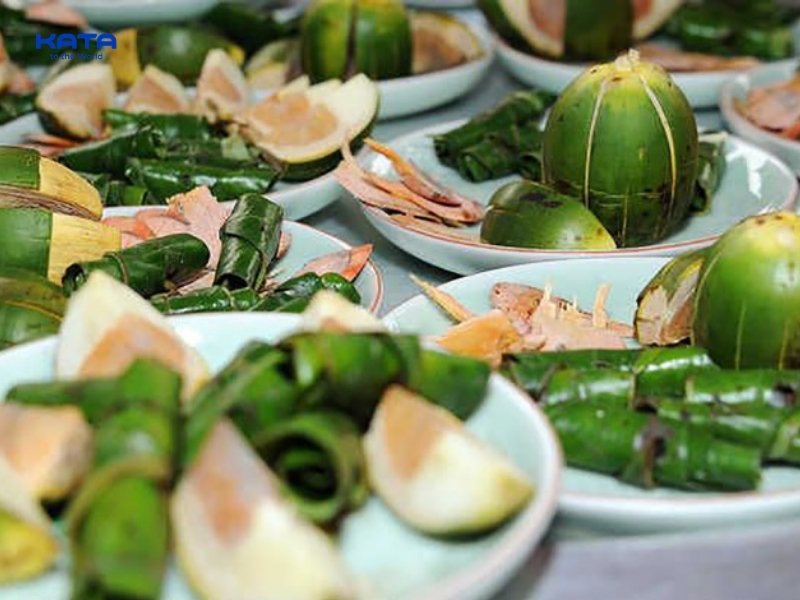 Lá trầu không có vị cay nồng kết hợp với vôi có mùi hắc đặc trưng, khi lẫn với hơi thở hoặc mùi quần áo giống như mùi rượu