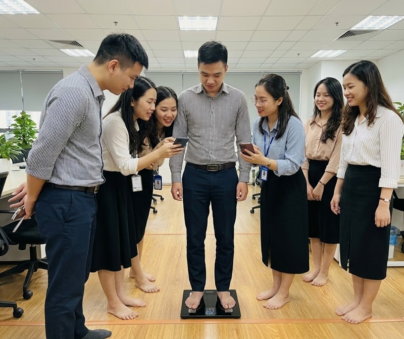 Quá trình sử dụng vô cùng đơn giản, người dùng chỉ cần bước lên cân, toàn bộ dữ liệu sẽ được đồng bộ trên điện thoại