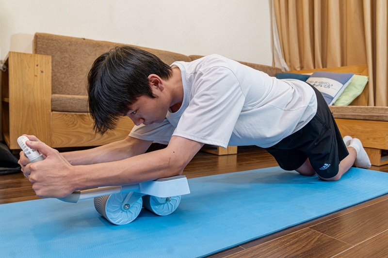 Tay cầm bọc mút êm ái: Thấm hút mồ hôi tốt, giúp cầm nắm chắc chắn trong suốt quá trình tập luyện cường độ cao