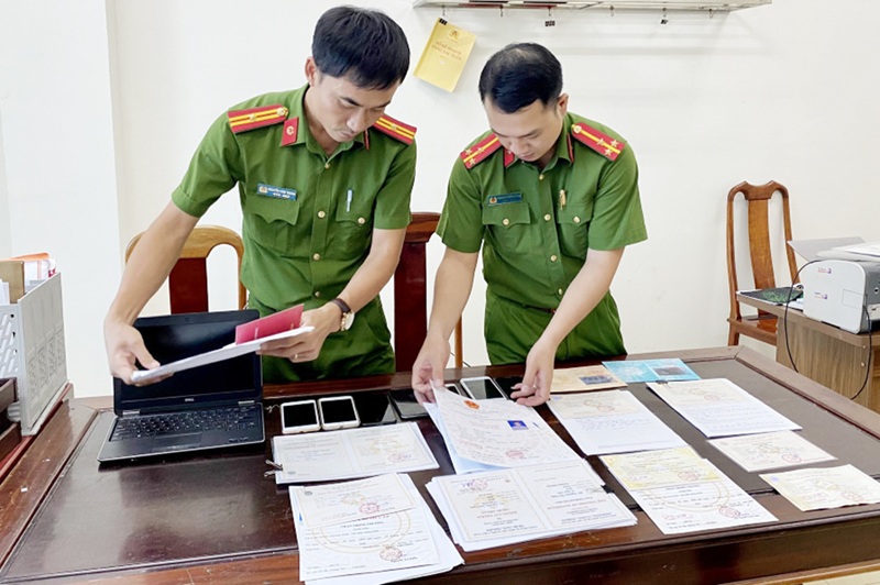 Việc phải soi xét từng chi tiết nhỏ trong các dữ liệu số hóa đòi hỏi đôi mắt phải điều tiết ở cường độ cao