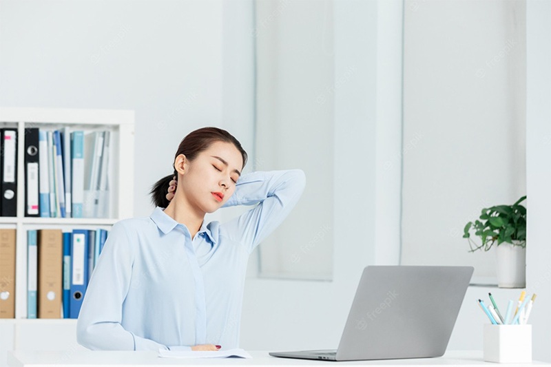Việc ngồi lâu, làm việc liên tục khiến các vấn đề về cổ vai gáy và lưng trở nên phổ biến