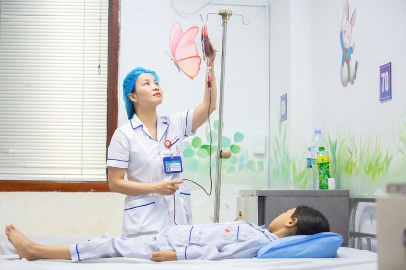 Điều dưỡng và hộ sinh là lực lượng tuyến đầu, trực tiếp chăm sóc bệnh nhân mỗi ngày