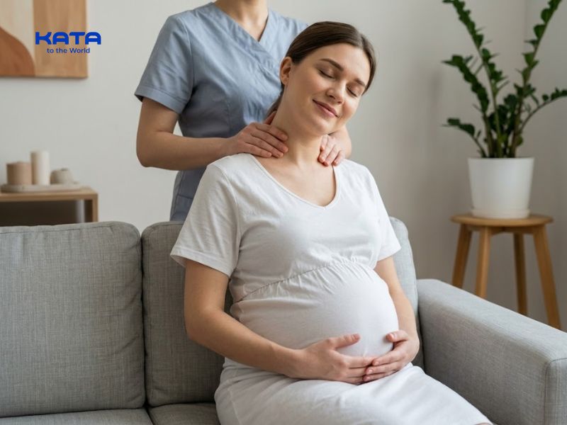Thực hiện massage vuốt nhẹ cổ khoảng 1-2 phút để mang cảm giác thoải mái