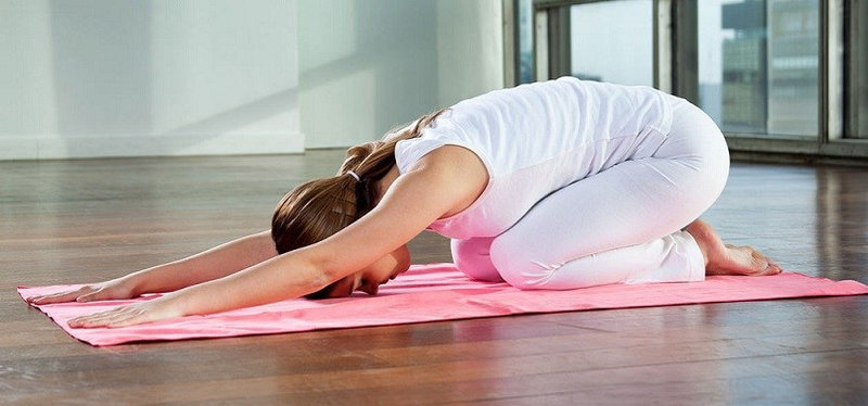 Bài tập giãn cơ lưng tư thế em bé