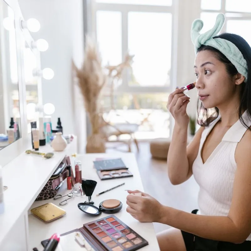 Nếu bạn trang điểm nhẹ nhàng thì nên lựa chọn bộ makeup đơn giản