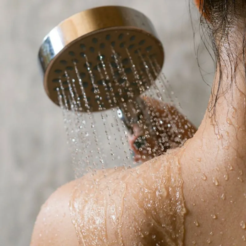 Khi vừa mới tắm xong chúng ta có thể dùng body lotion