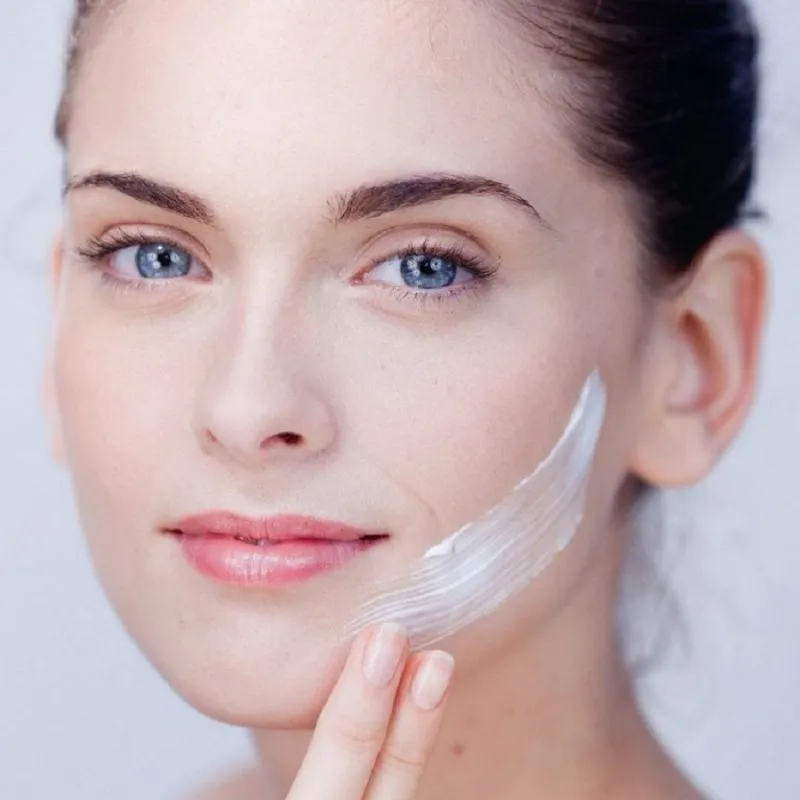 Các bước dưỡng ẩm trước khi trang điểm cho lớp nền căng mịn