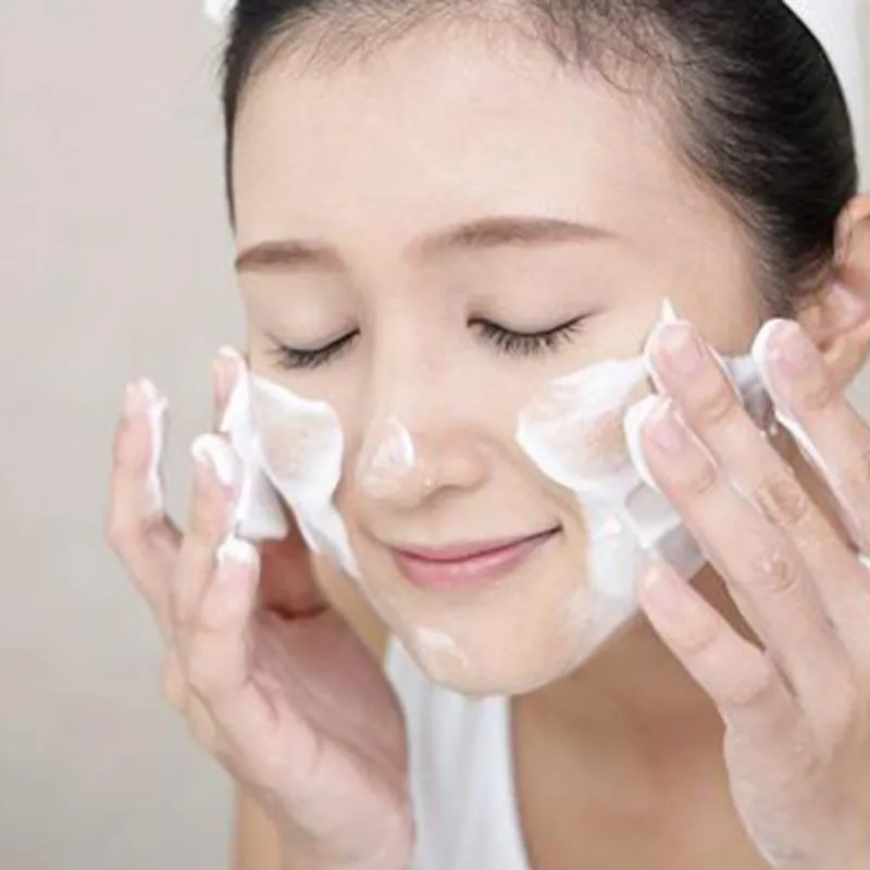 Bước đầu tiên cần rửa mặt sạch sẽ