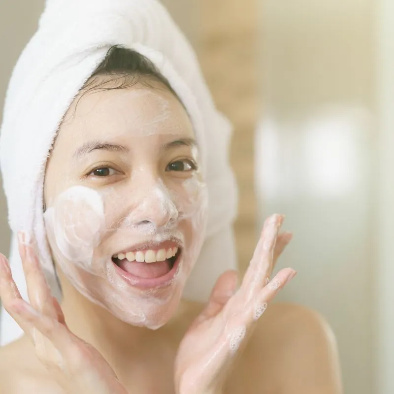 Rửa mặt với sữa rửa mặt dịu nhẹ