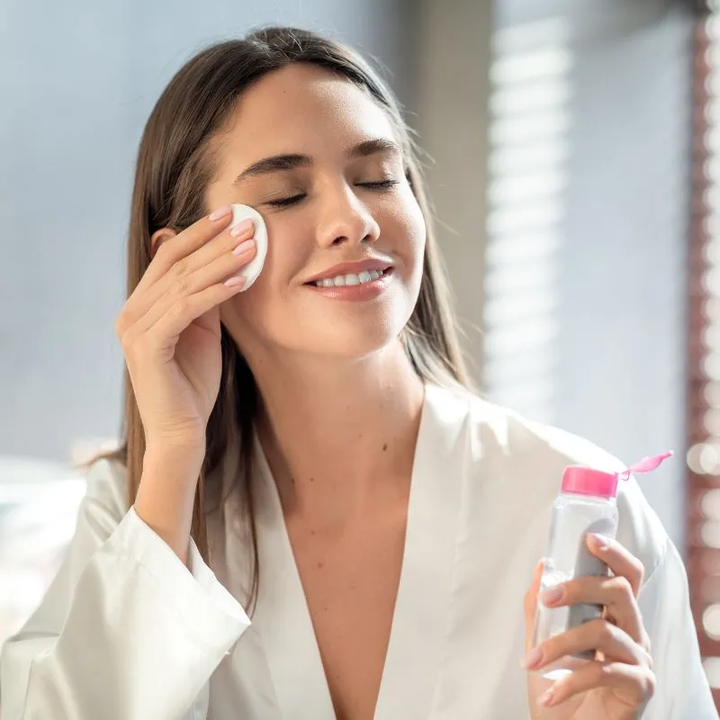 Dùng toner cân bằng da