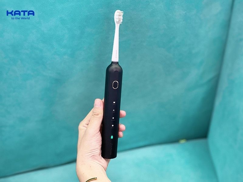 Theo khuyến cáo của nhà sản xuất, không nên để bàn chải điện trên đế sạc sau khi sử dụng xong