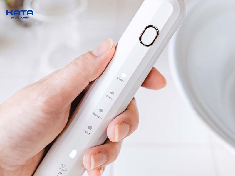 Lau khô thân bàn chải điện bằng khăn ẩm hoặc rửa dưới vòi nước nếu có khả năng chống nước