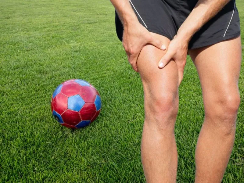 Khi nào có thể đá bóng lại sau căng cơ háng?