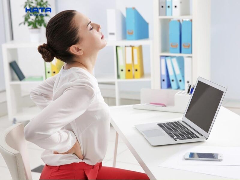 Khi ngồi lâu sẽ dẫn đến cảm giác đau mỏi thắt lưng, cứng cơ, khó vận động