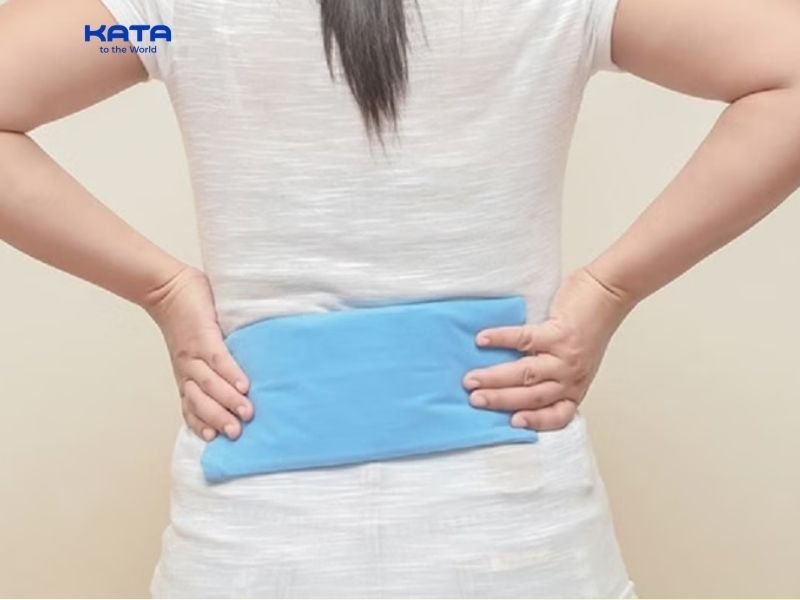Chườm ấm và chườm lạnh cho vùng lưng để cải thiện tình trạng cứng cơ