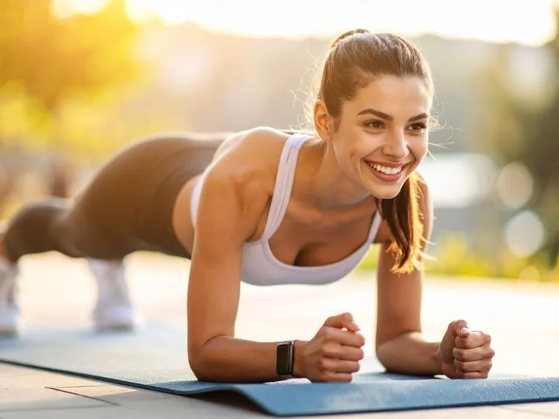 Thực hiện các bài tập siết eo giúp giảm mỡ bụng một cách đáng kể