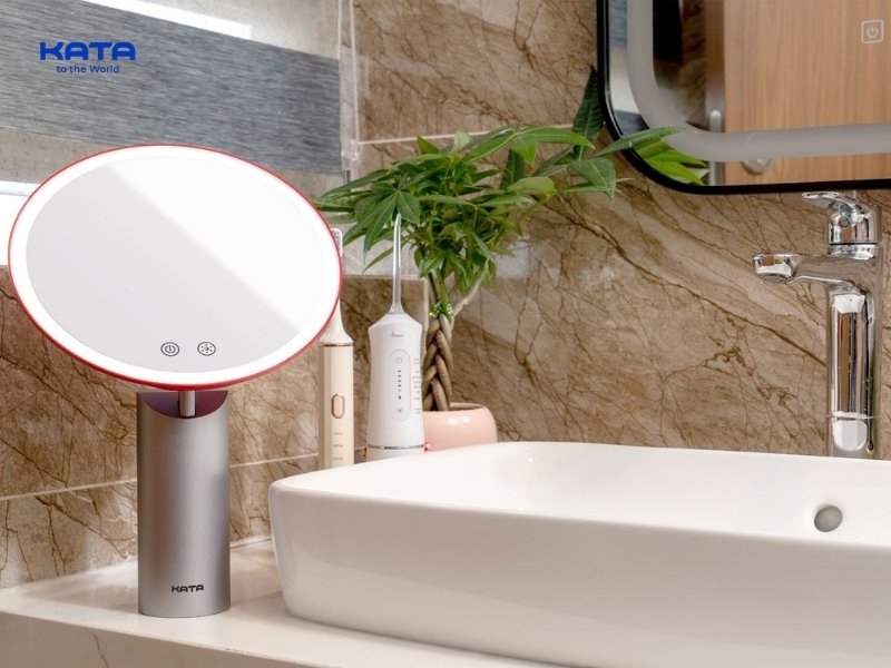 Mặt gương bị bẩn cần làm sạch bằng dung dịch, dùng khăn mềm để lau