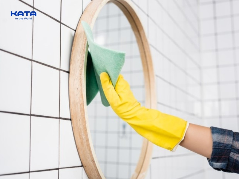 Dùng khăn microfiber thấm nước ấm để lau vết kem nền, son môi trên bề mặt gương