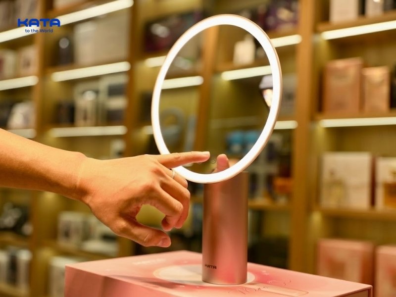 Lau sạch vết nước và dấu vân tay bằng khăn ẩm