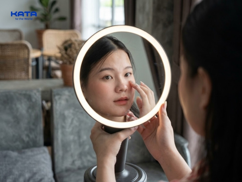 Dùng bình xịt khí nén thổi trực tiếp vào các khe nối, kẽ hở giữa viền đèn và bề mặt để đẩy bụi bẩn ra ngoài