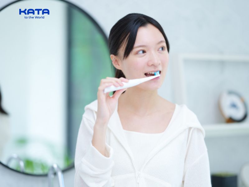 Đầu bàn chải điện cần đặt đúng vị trí trên răng