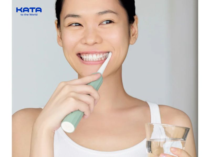 Di chuyển đầu bàn chải nhẹ nhàng qua từng vùng trong khoang miệng
