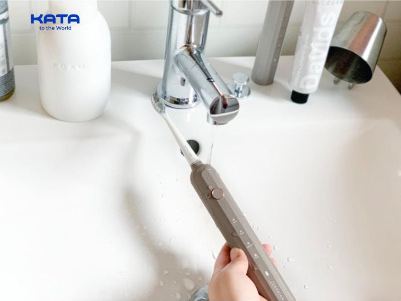 Làm ướt đầu bàn chải và cho kem đánh răng lên
