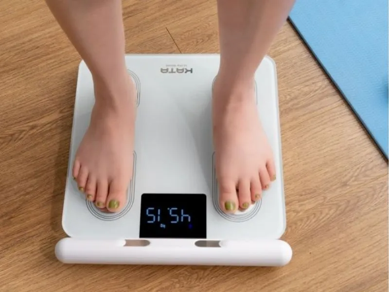 Chờ 2–3 giây để cân ổn định