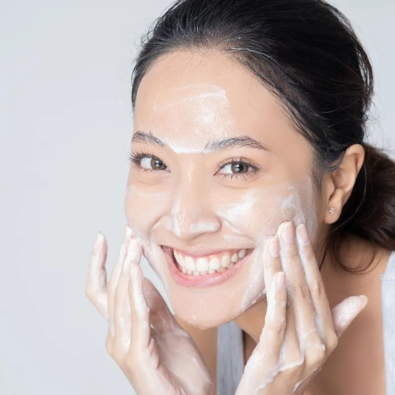 Rửa mặt cho da mụn thâm