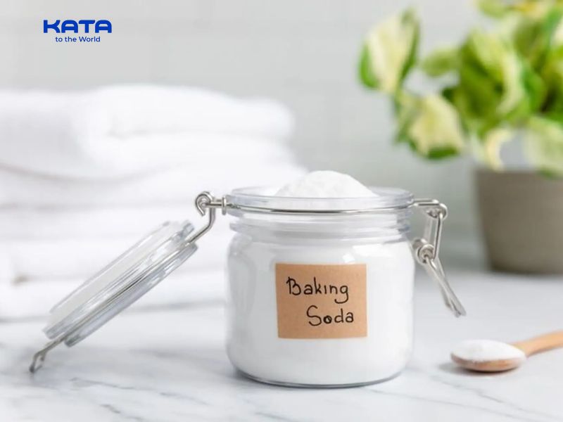 Baking soda giúp làm sạch các vết bám trên bề mặt, chân bàn chải