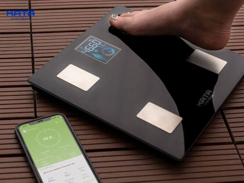 Lấy ngay vật nặng ra khỏi mặt cân, sau đó khởi động lại cân