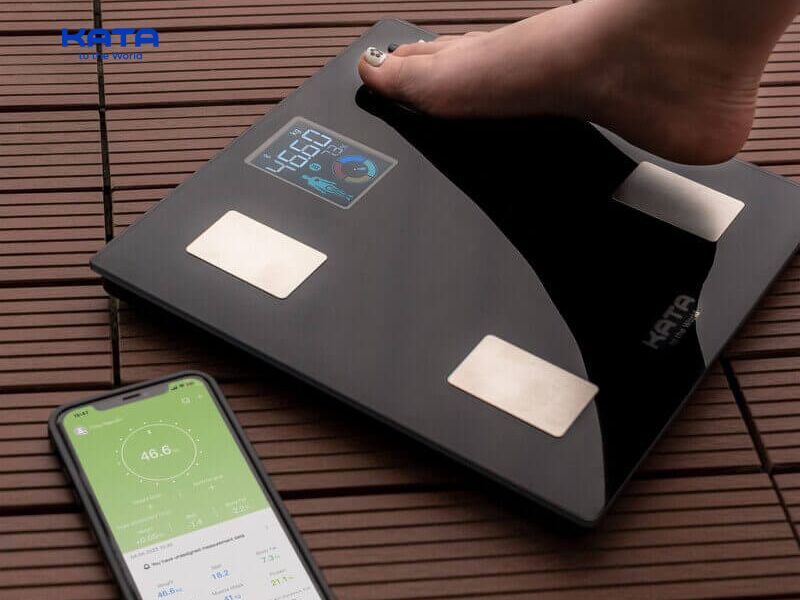 Nên cân vào buổi sáng sau khi thức dậy, đã đi vệ sinh và chưa ăn uống