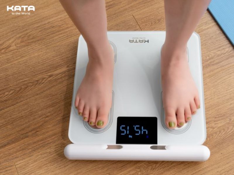 Đặt cân trên mặt phẳng và đứng thẳng để cho kết quả chính xác