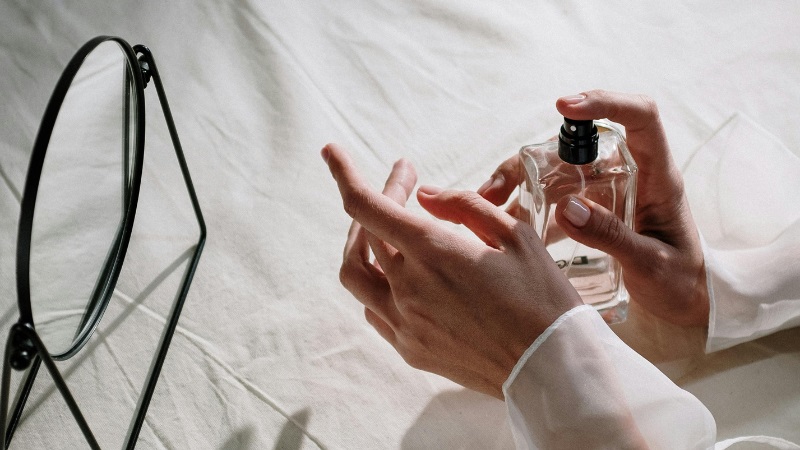 Một chai nước hoa với mùi hương riêng biệt rất dễ tạo cảm giác thư thái